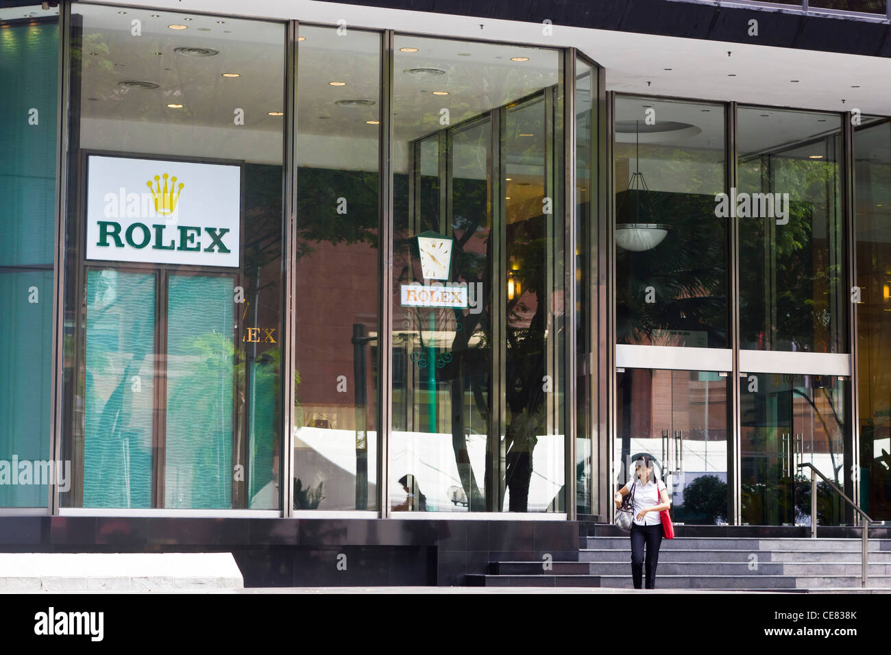 Lady Rolex Store in Singapur zu verlassen. Stockfoto