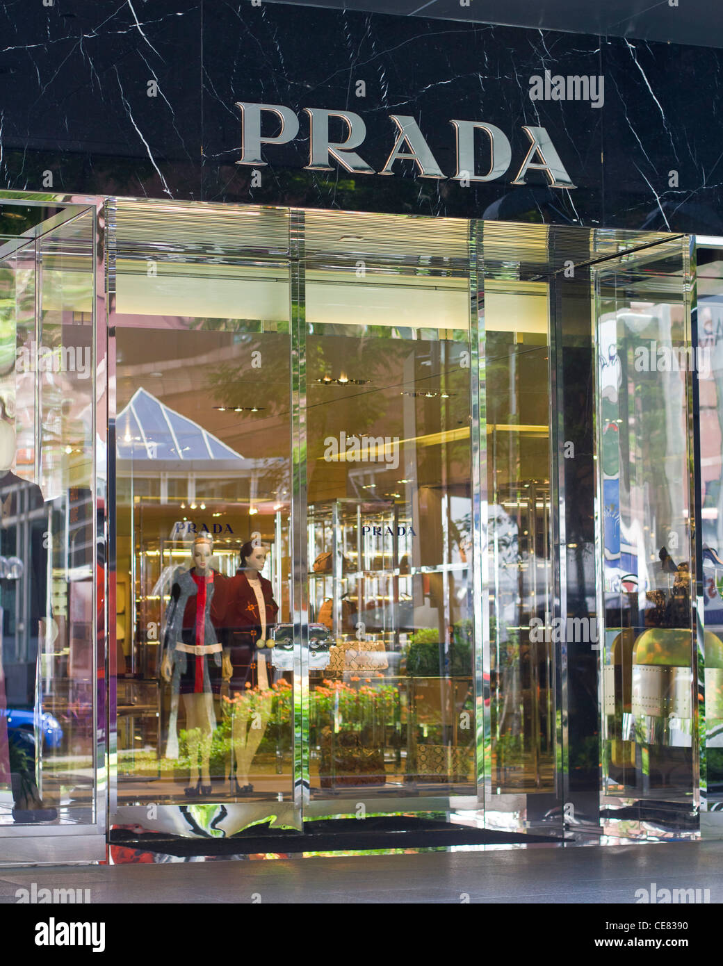 Prada ist eine der wichtigsten Marken führenden Einkaufsmeile Orchard Road, Singapur gegründet. Stockfoto