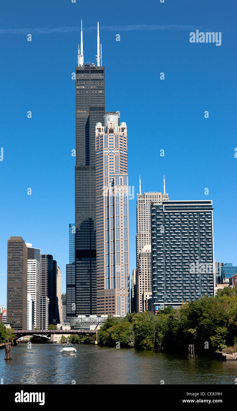 Chicago, die drittgrößte Stadt in den Vereinigten Staaten. Das Gebäude mit den weißen Masten ist der Willis Tower Stockfoto