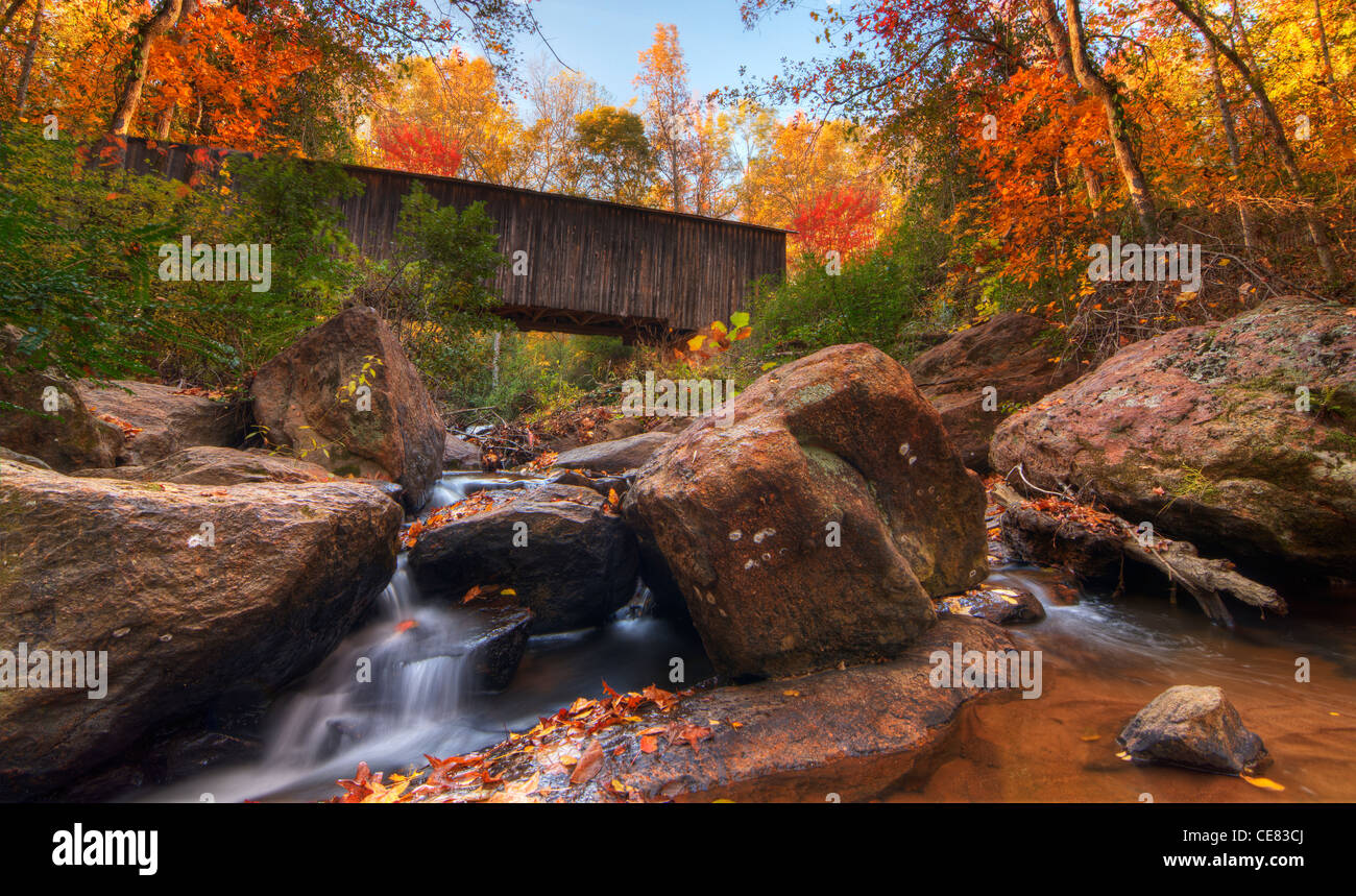 Elder Covered Bridge überspannt einen Herbst-Frühling im Nordosten Georgia, USA. Stockfoto