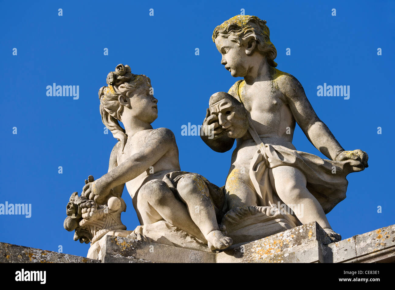 Statuen auf den Pavillon Français auf dem Gelände des Petit Trianon, Chateau de Versailles, Frankreich Stockfoto