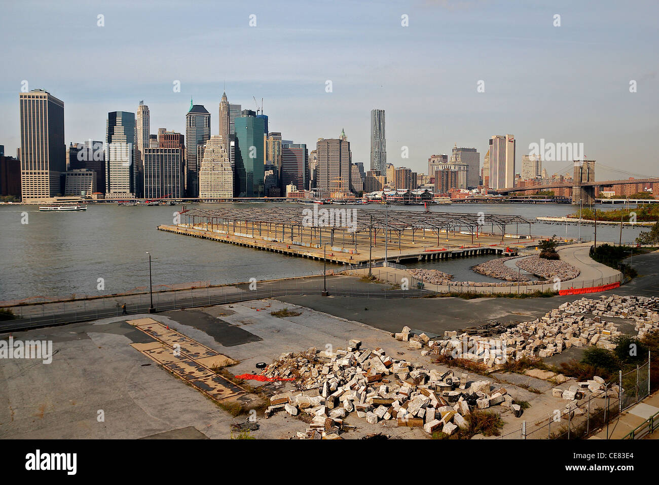 Bau auf einem Abschnitt von Brooklyn Bridge Park und die Skyline von Lower Manhattan von Brooklyn Heights Promenade zu sehen. Stockfoto