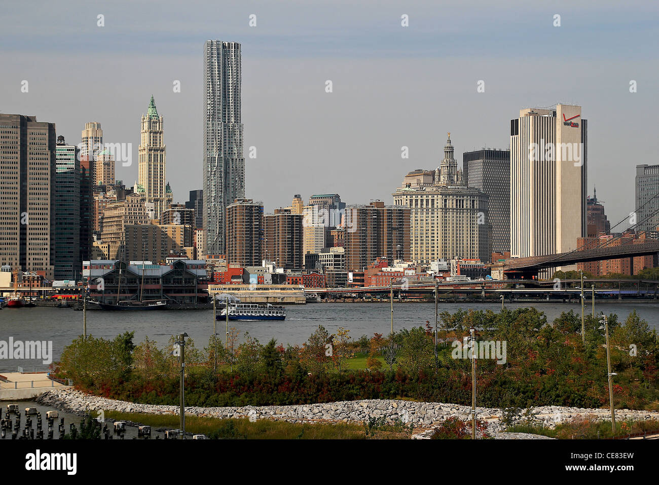 Ein Blick auf Manhattan und Brooklyn Bridge Park von der Brooklyn Heights Promenade. Stockfoto