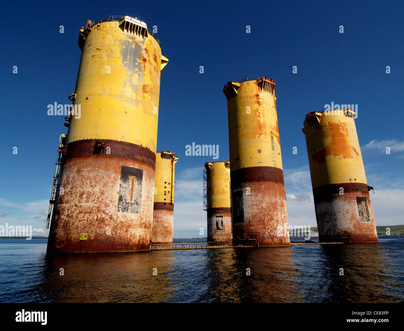 Der Rumpf des Hutton TLP gestapelt im Cromarty Firth. Eine redundante Öl-Plattform, auf der Suche nach einer neuen Nutzung. Stockfoto