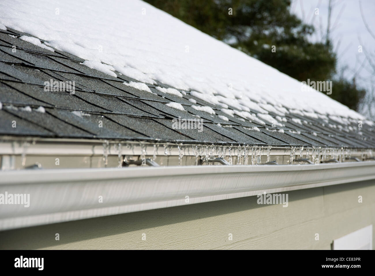 Schmelzender Schnee und Eis auf Dach. Stockfoto