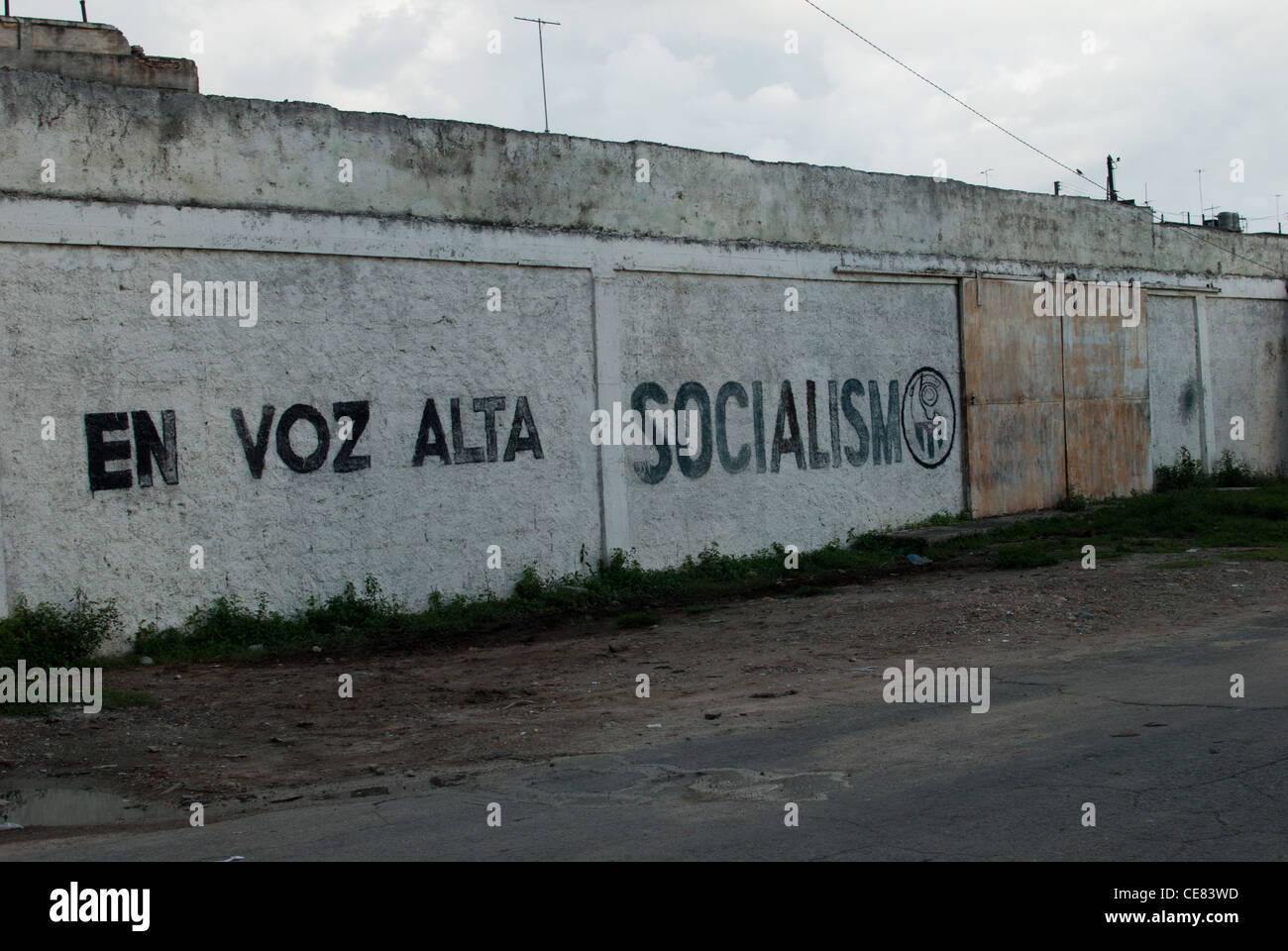 Sag es laut: Sozialismus (En Voz Alta Sozialismus) Schrift an der Wand in Cienfuegos, Kuba Stockfoto