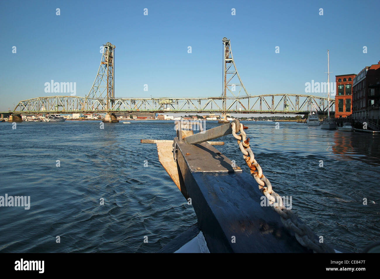 Blick in Richtung Memorial Bridge aus dem Bug ein Ausflugsboot in Portsmouth, New Hampshire Stockfoto
