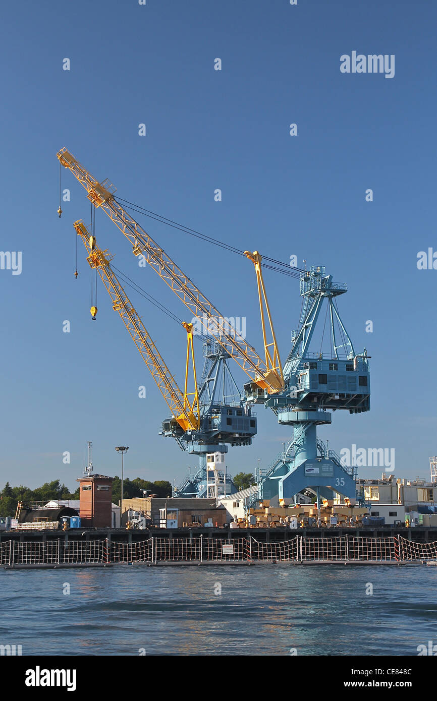 Krane in der Portsmouth Naval Shipyard. Stockfoto