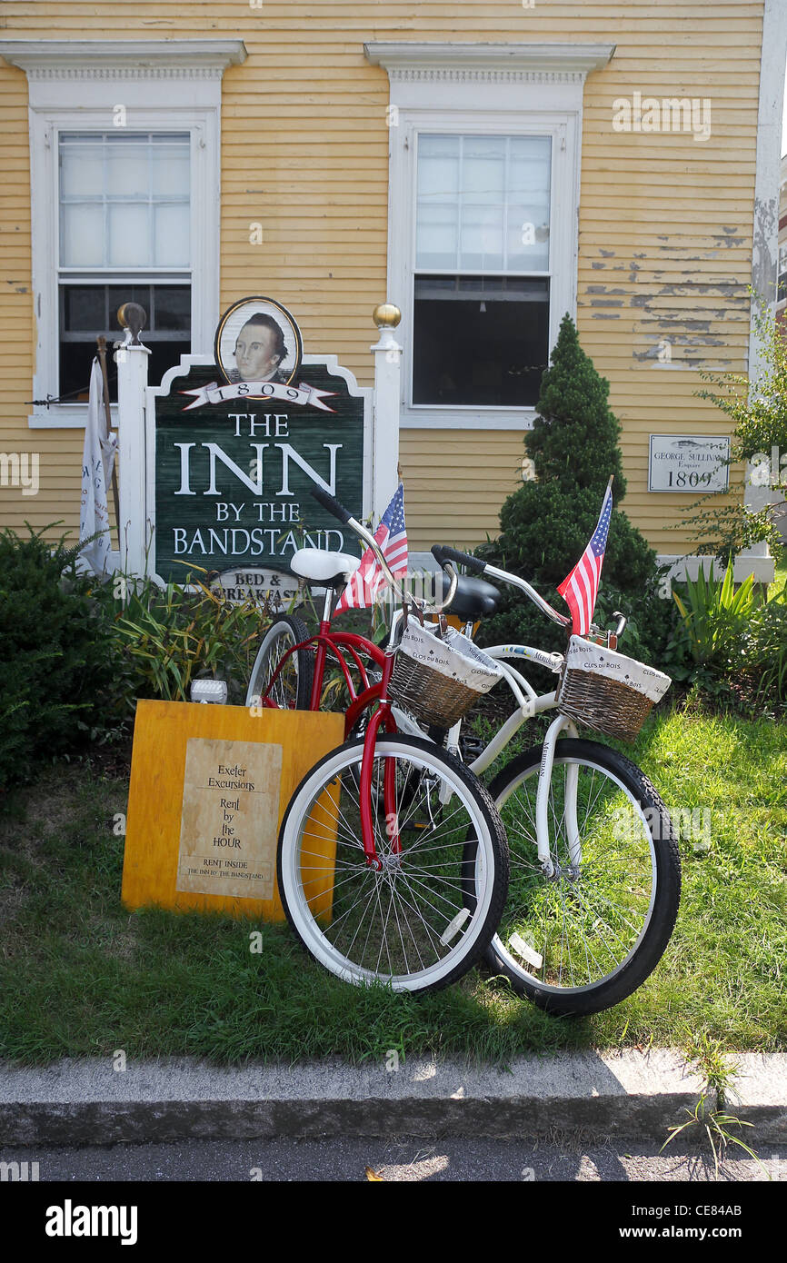 Fahrradverleih vor dem Gasthaus mit dem Musikpavillon, Exeter, New Hampshire Stockfoto