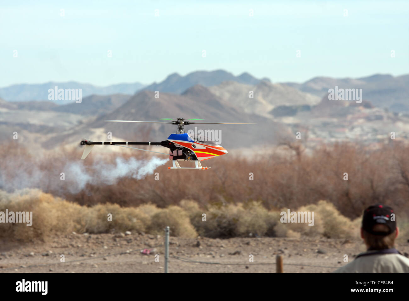 RC Hubschrauber während des Fluges vor Bergen Stockfoto