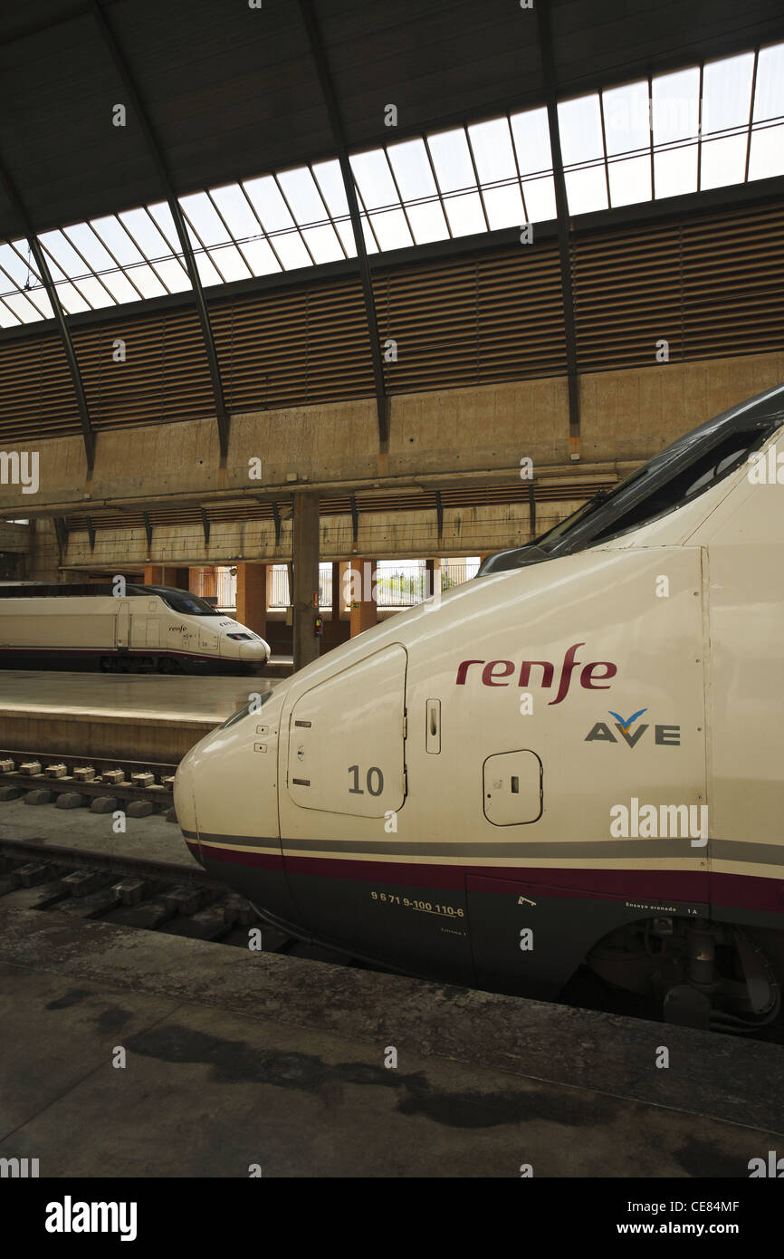AVE RENFE Zug am Bahnhof Santa Justa Sevilla, Sevilla, Spanien Stockfoto