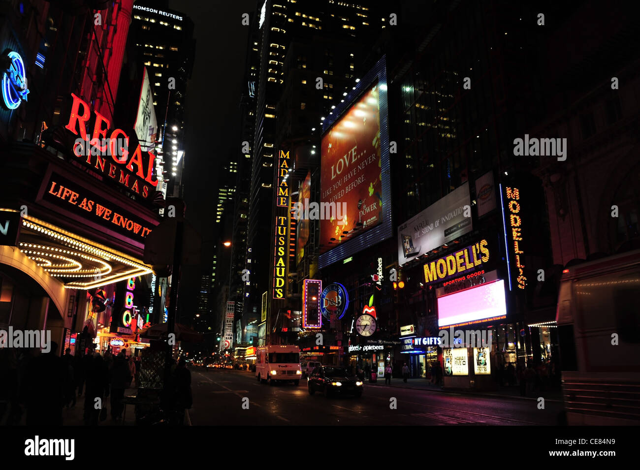 Nacht Neon Ansicht Gebäude Autos rote Regal Cinema Baldachin Eingangszelt zu Madame Tussauds, New West 42nd Street, New York Stockfoto