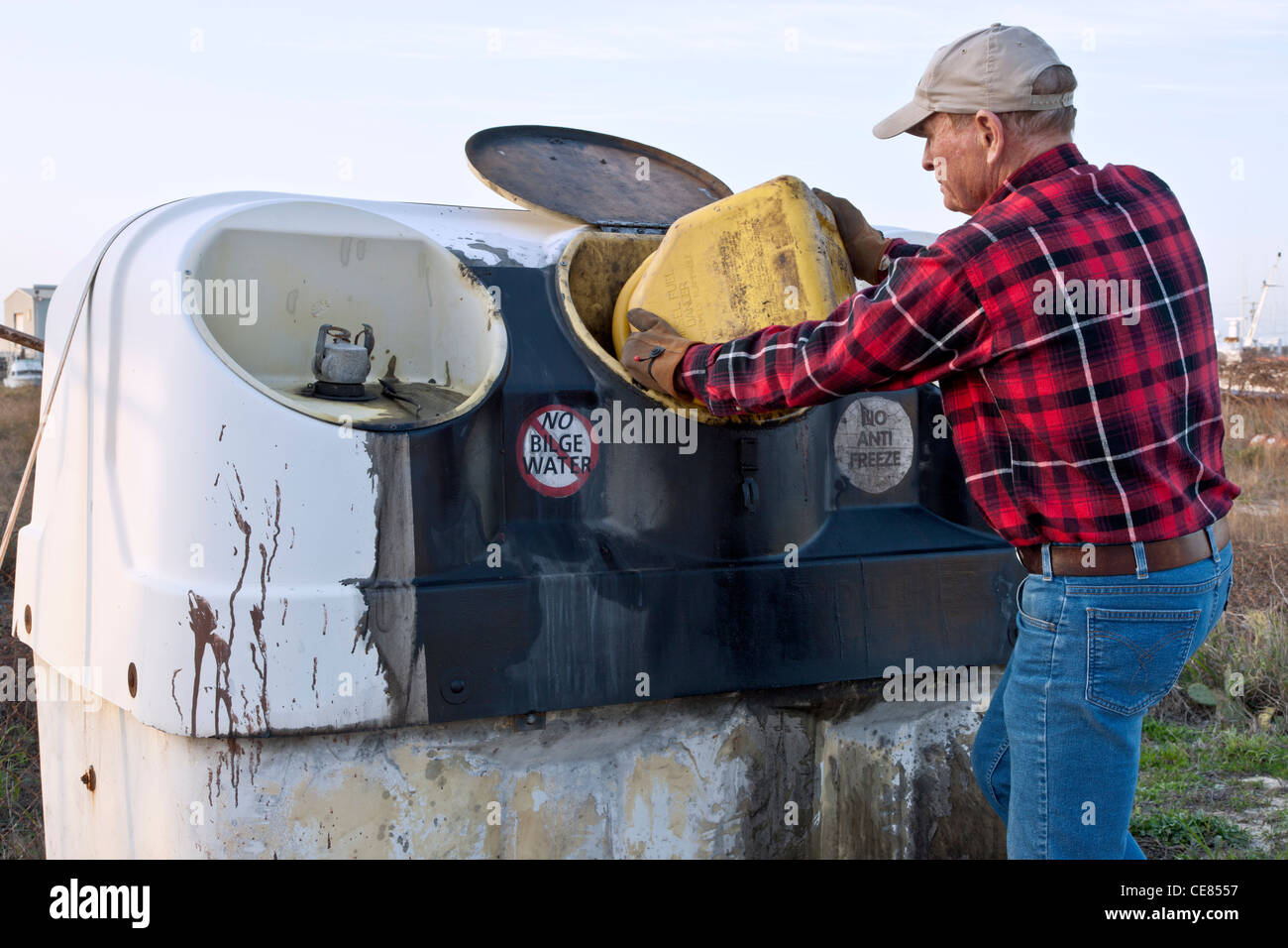 Bootseigner Hinterlegung verwendet Motoröl, Sammelstelle. Stockfoto