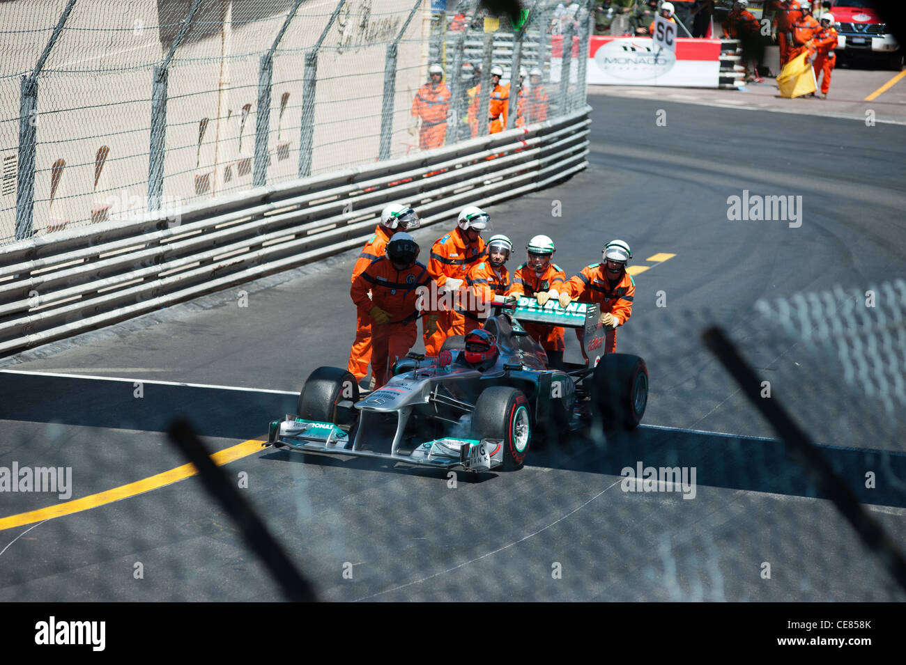 Michael Schumacher zieht sich aus 2011 Grand Prix von Monaco Runde 31 Stockfoto