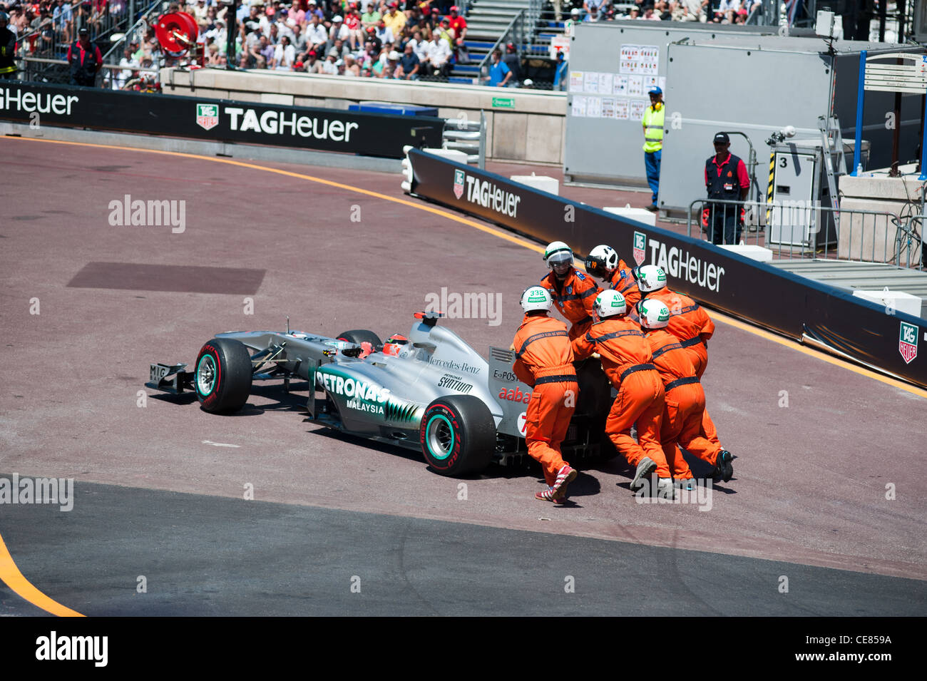 Michael Schumacher zieht sich aus 2011 Grand Prix von Monaco Runde 31 Stockfoto