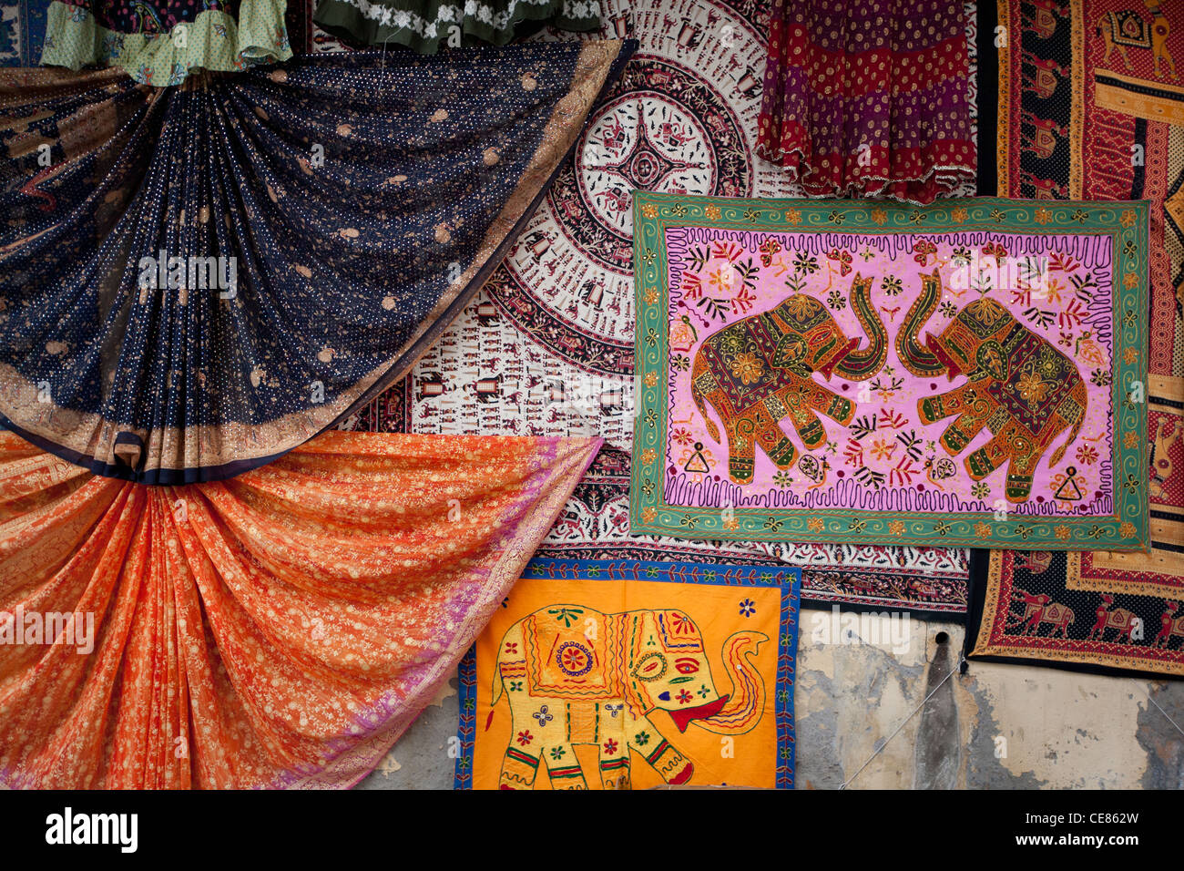 Typischen Rajasthani-Materialien und Textilien, auf Verkauf als Andenken in Rajasthan in Indien. Stockfoto