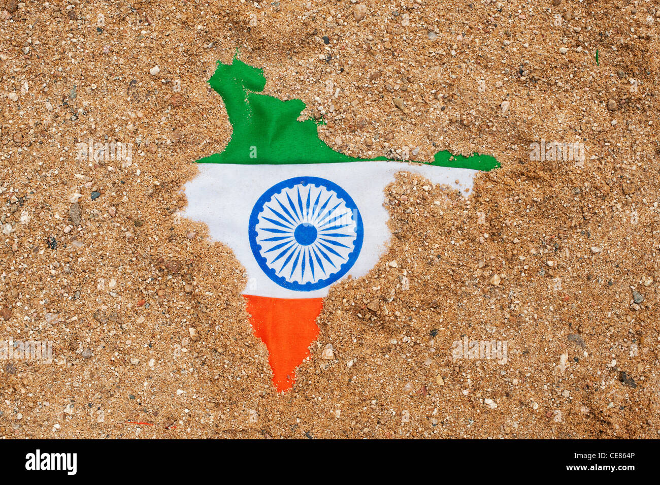 Indische Flagge zeigen sich durch Sand geformt wie die Karte von Indien Stockfoto