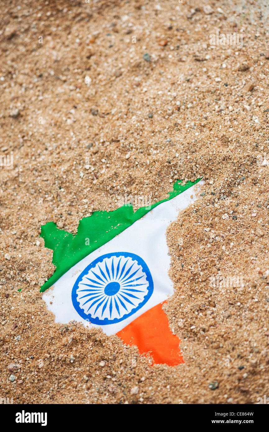 Indische Flagge zeigen sich durch Sand geformt wie die Karte von Indien Stockfoto