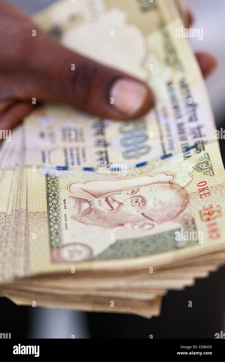 Indische mans hand ein Bündel 500 Rupie Notizen, die im November 2016 demonetised waren. Indien Stockfoto