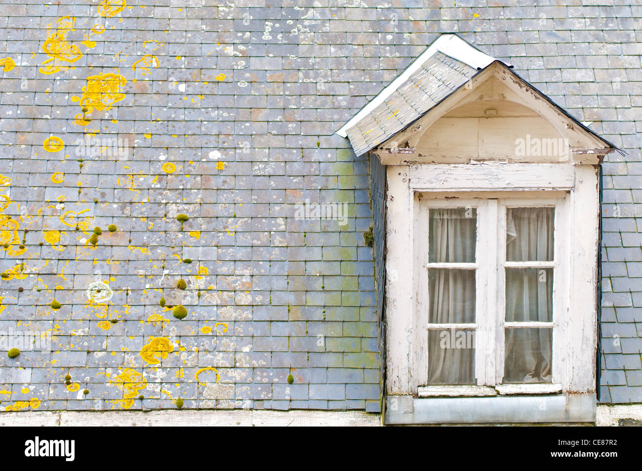 oben auf dem Dach mit Fenster des alten Hauses, geflieste Dachterrasse Stockfoto