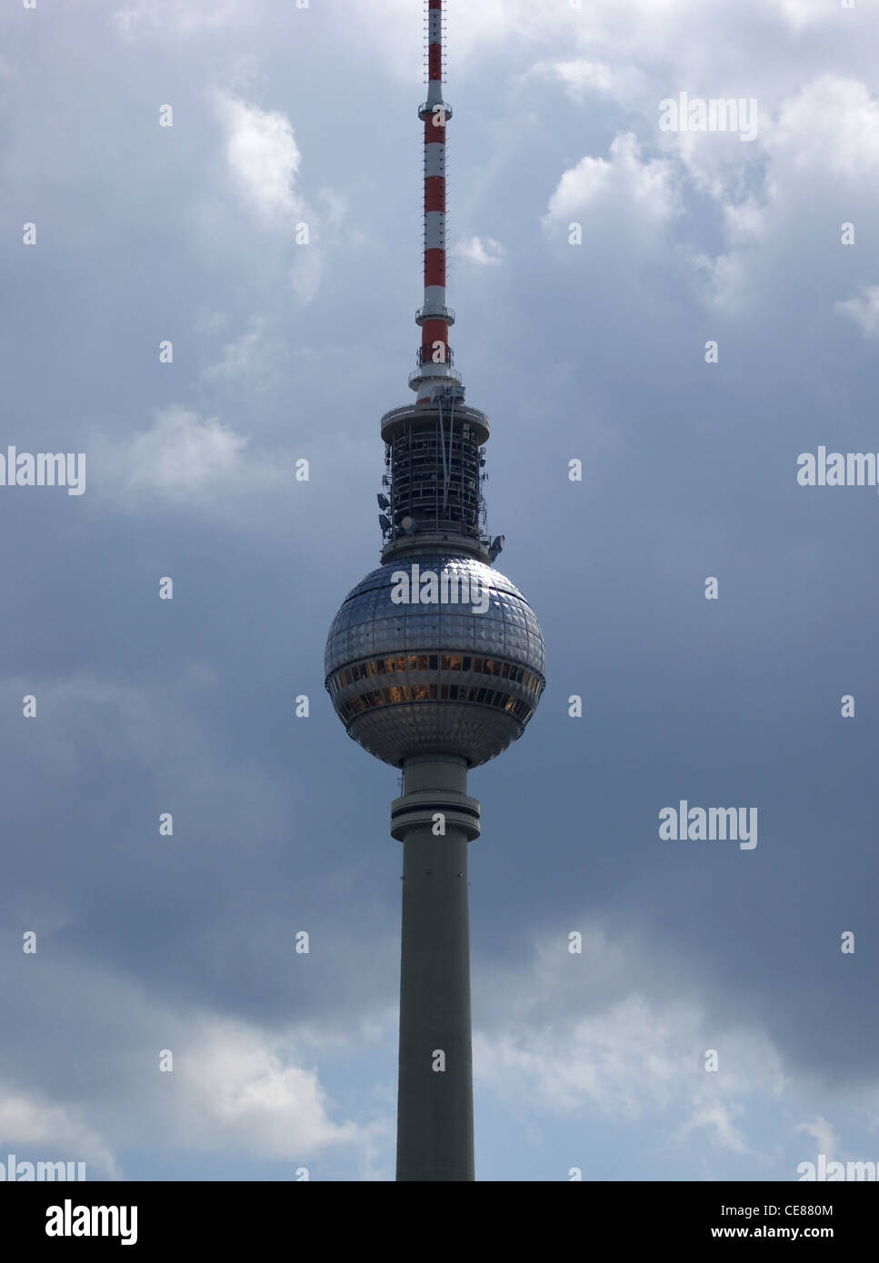 Detail des Fernsehturms in Berlin (Deutschland) und stürmischen Wolken Stockfoto