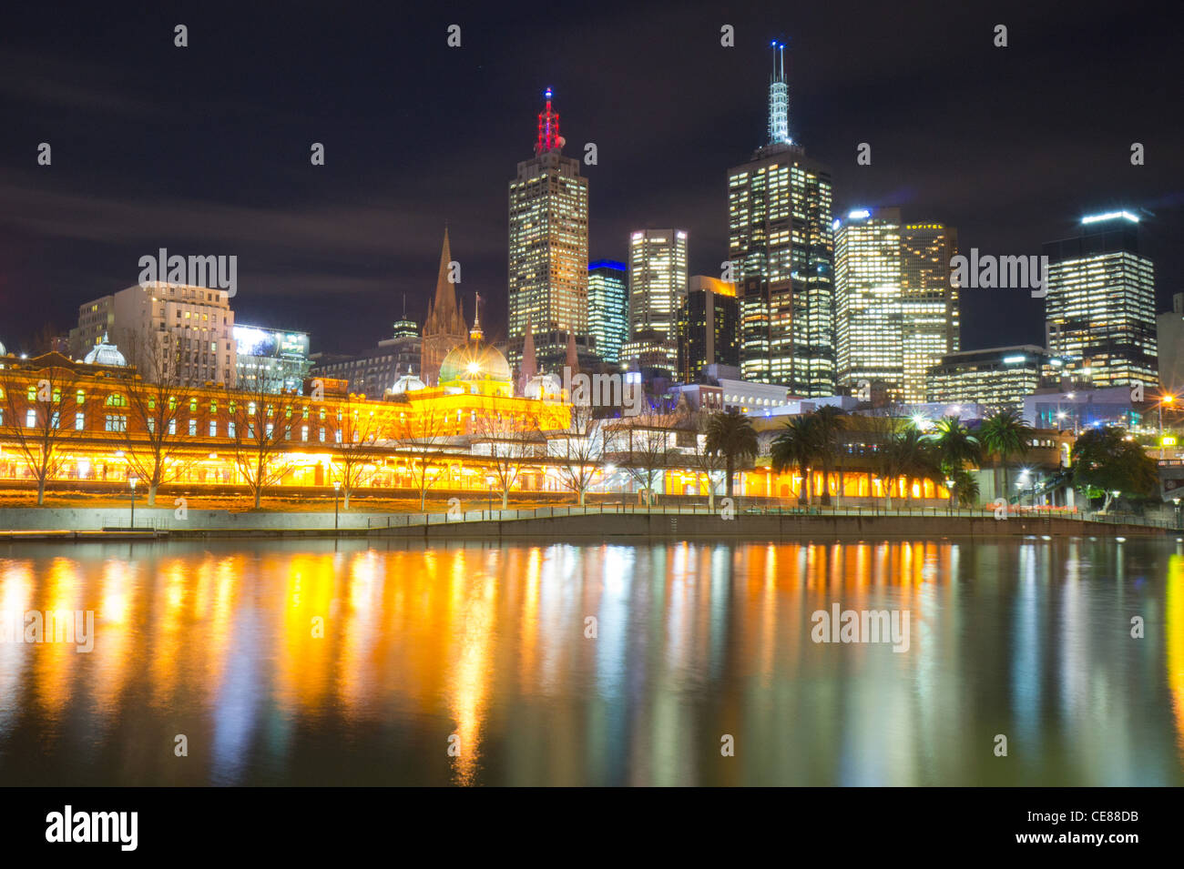 Melbourne Skyline bei Nacht spiegelt sich in den Yarra River Australien Stockfoto