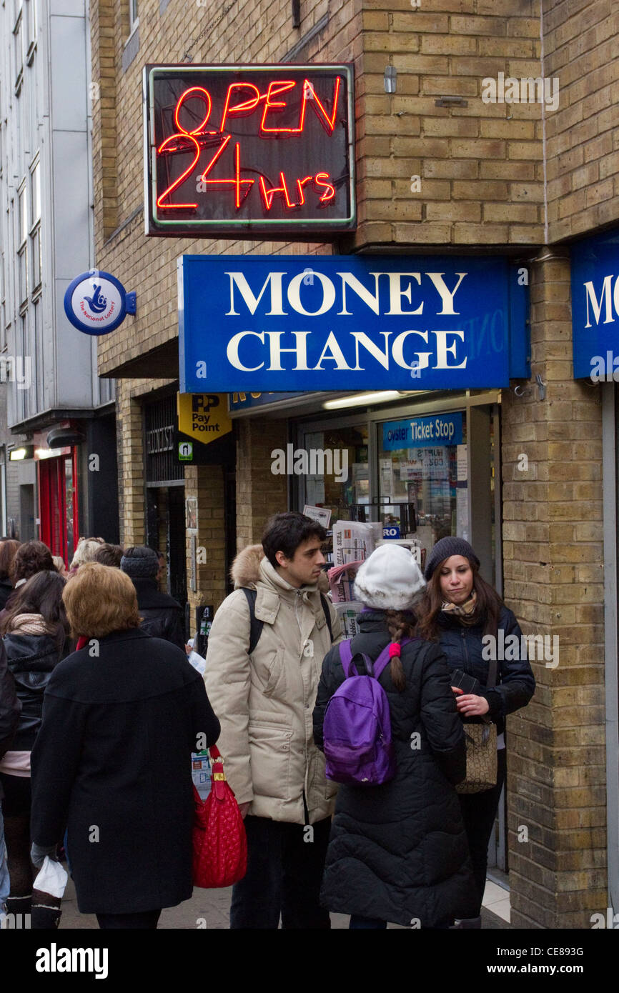 Tourist-Warteschlange bis an eine 24-Stunden Geld Änderung/Bureau de Änderung, London, England, UK Stockfoto