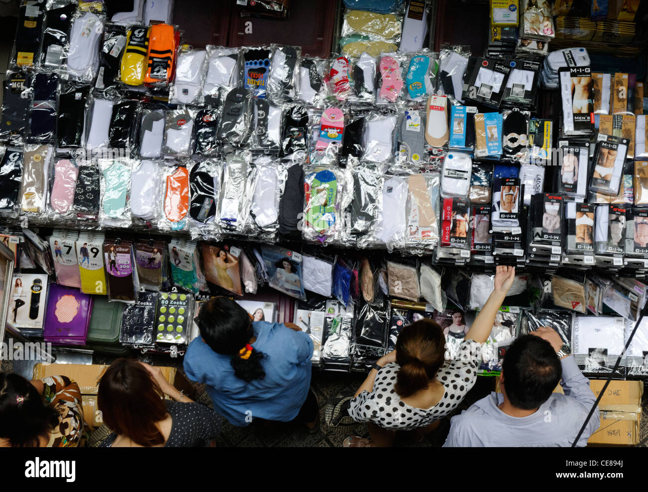 Hohen Blick auf einem Straßenmarkt stall verkaufen Herren t-Shirts und Unterwäsche in Bangkok. Stockfoto