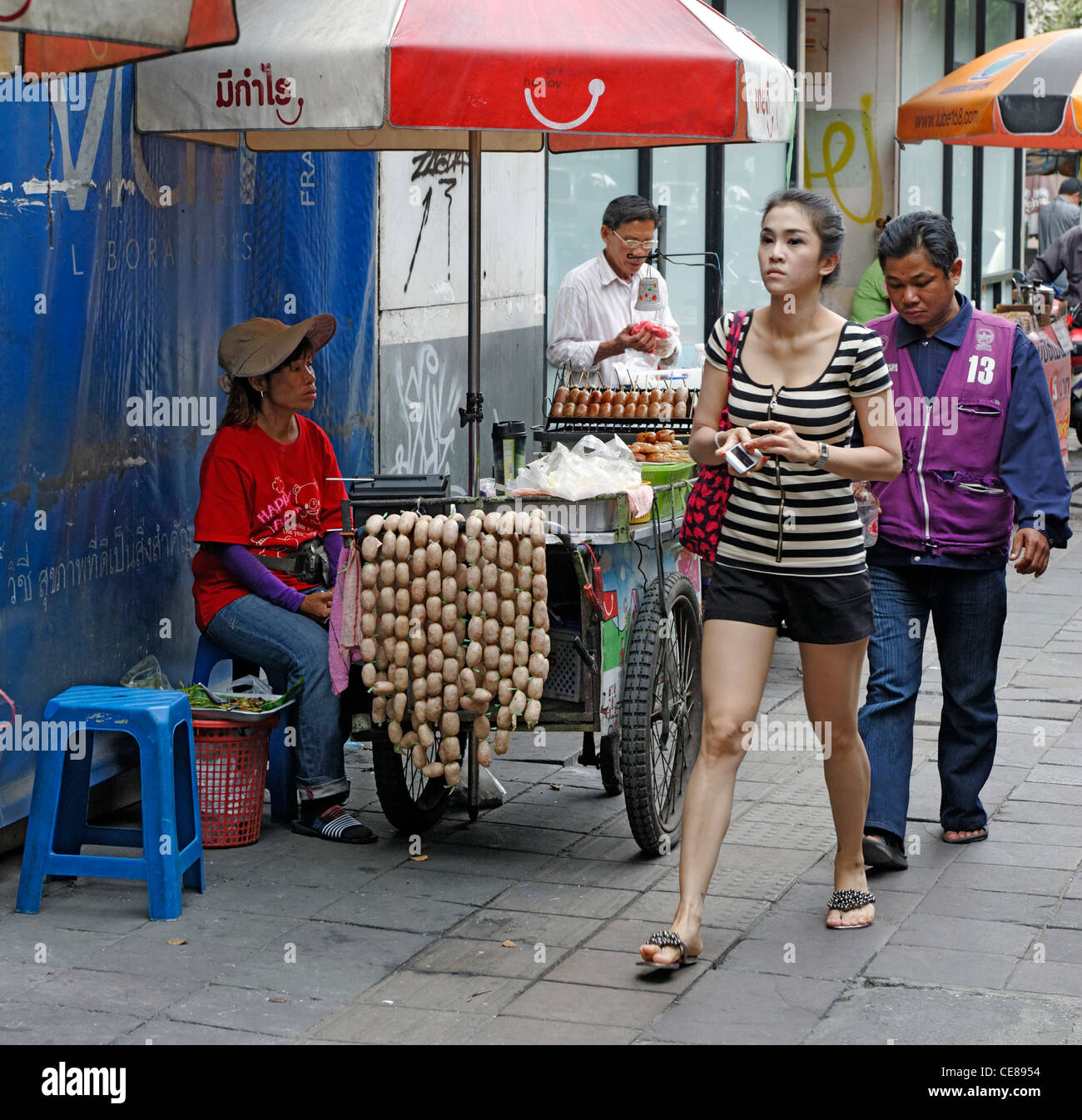 Hawker Stall zu verkaufen thailändische und asiatische Lebensmittel in Silom Gegend von Bangkok Stockfoto