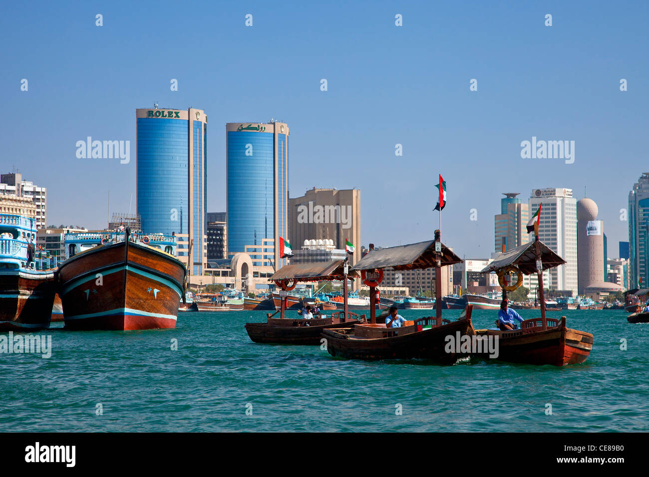 Dubai, Pendler in Wassertaxis und die moderne Skyline entlang des Dubai Creek Stockfoto
