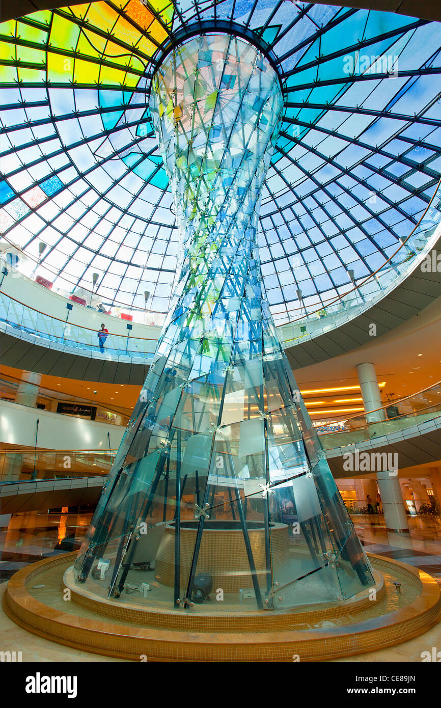 Dubai, Rose Cafe unter bunte Glaskuppel in Wafi City Mall Stockfoto