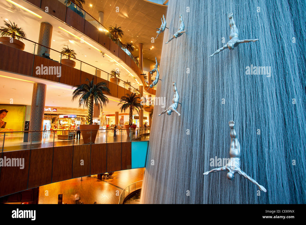 Dubai, Wasserfall und Skulpturen Tauchen Männer in Dubai Mall Stockfoto