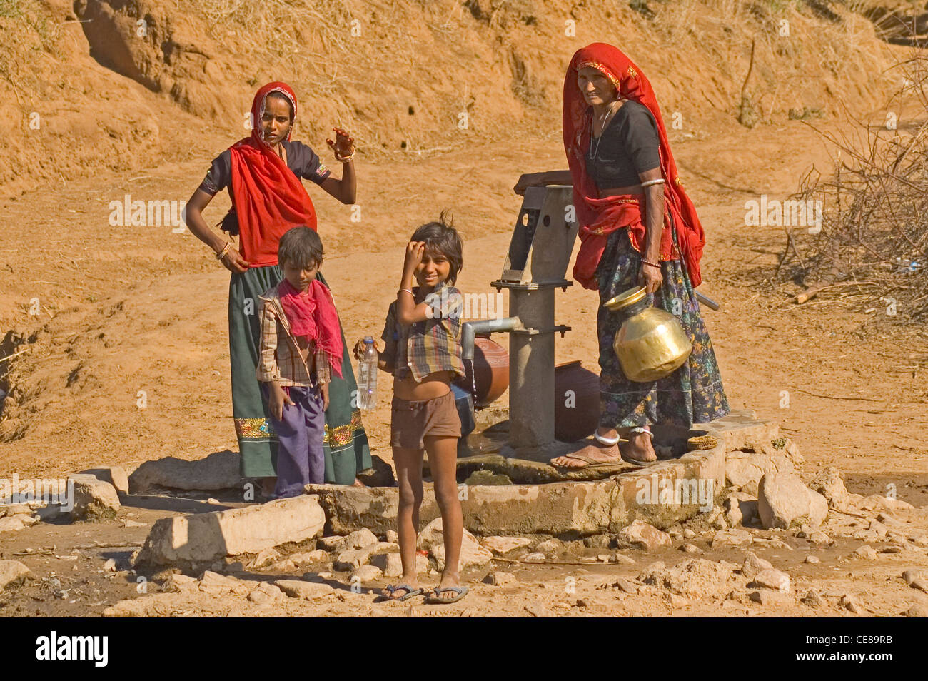 Indien, Rajasthan Ranthambhore National Park, Einheimischen sammeln Wasser am Brunnen Stockfoto