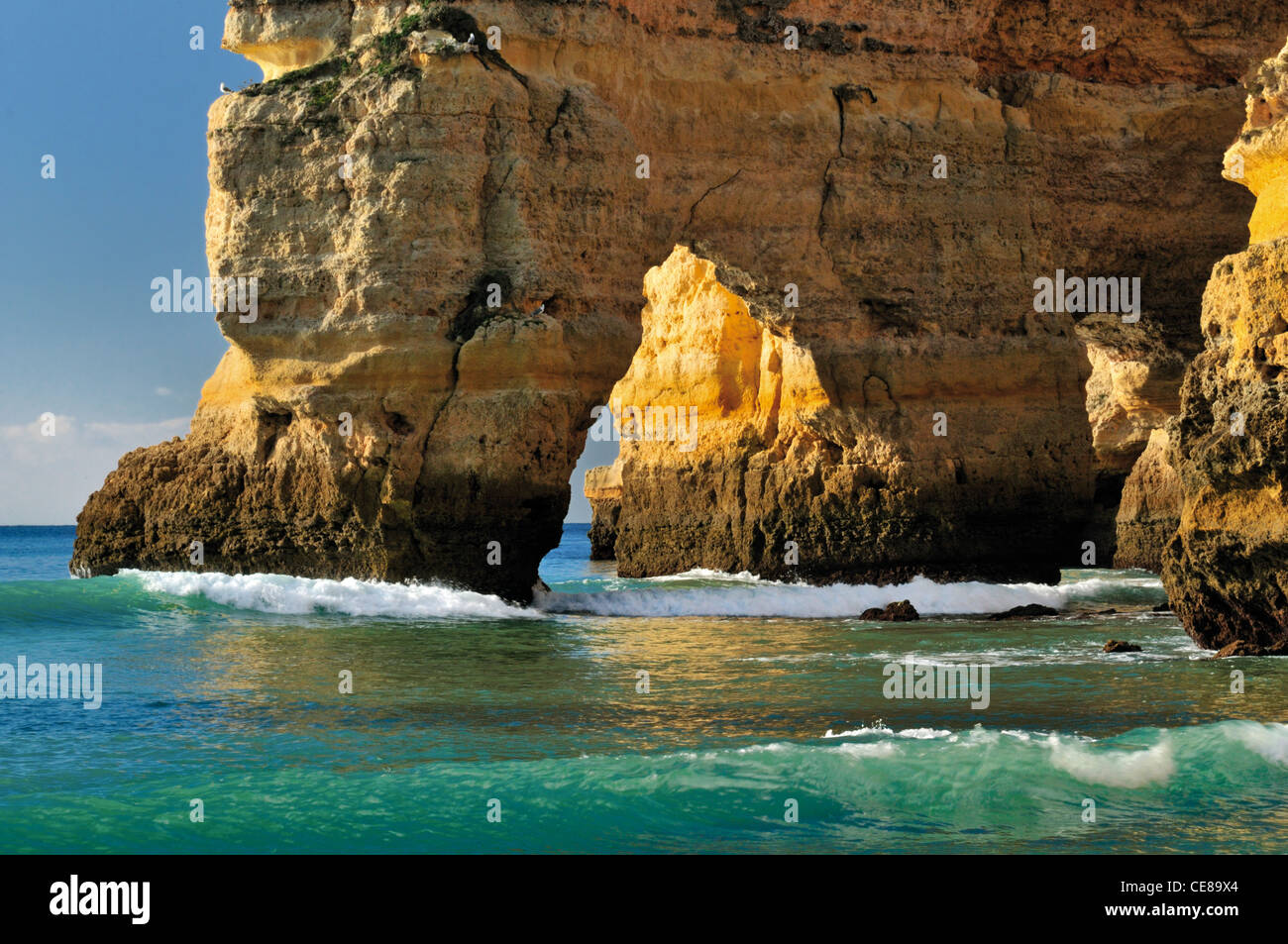 Portugal, Algarve: Blick auf die Felsen Bögen der Praia da Marinha in der Nähe von Carvoeiro Stockfoto