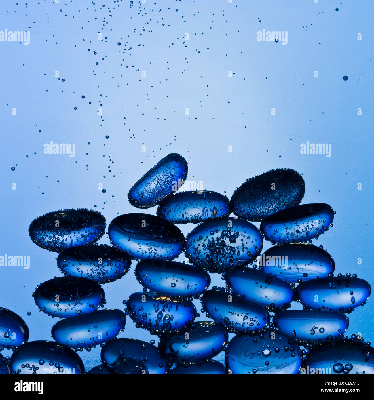 Blaues Glas Kiesel Unterwasser Aufnahme mit professionellen Mittelformat digital Blatt zurück. Stockfoto