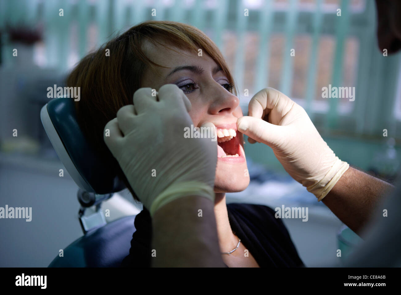 Frau, 39 Jahre, zahnärztliche Untersuchung, Zahnarztpraxis, Zähne Eindruck für Hosenträger Stockfoto