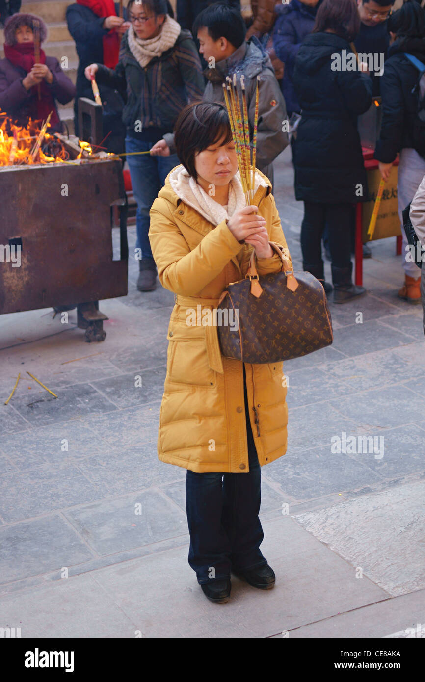 Frau betet am Tempel Yonghegong, Peking China Stockfoto