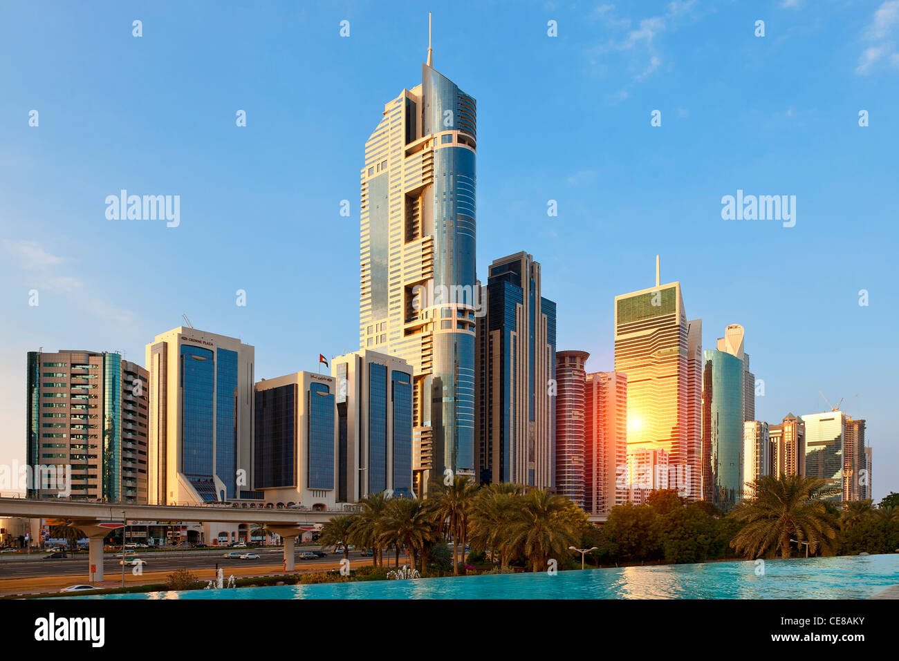 Dubai, Wolkenkratzer entlang der Sheikh Zayed Road Stockfoto