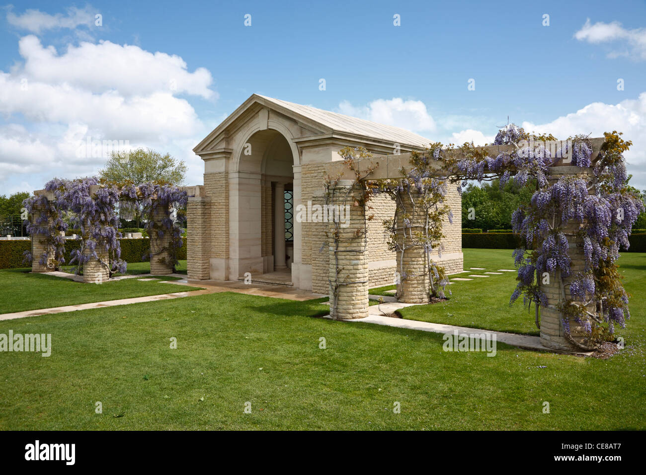 Bayeux War Cemetery, Erinnerung Kapelle - The British War Cemetery in Bayeux, Normandie Frankreich. Blühende Glyzinien Sommermorgen Stockfoto