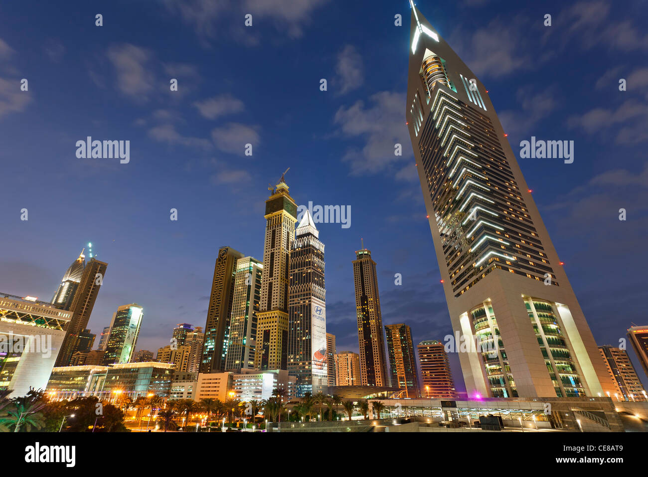 Dubai, Emirates Towers und Wolkenkratzer in der Abenddämmerung Stockfoto