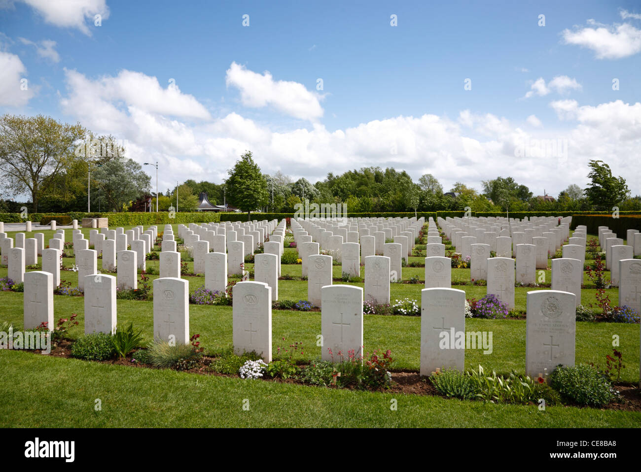 Gräber auf dem Teppich von Bayeux War Cemetery - Der britische Soldatenfriedhof in Bayeux, Normandie, Frankreich. Commonwealth Kriegsgräber. Die bayeux Soldatenfriedhof. Stockfoto