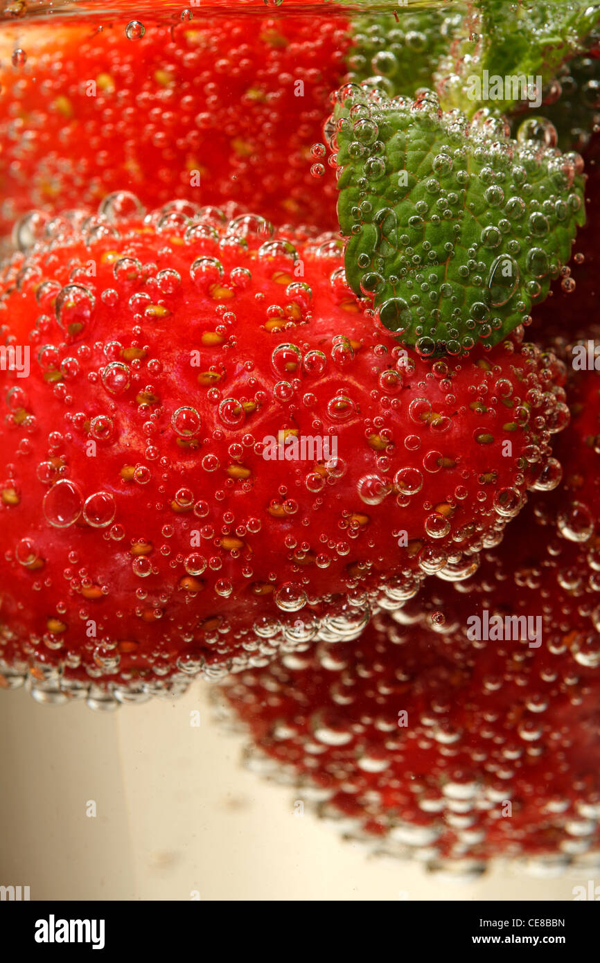 Gläser Sekt und Erdbeeren, Makro Stockfoto