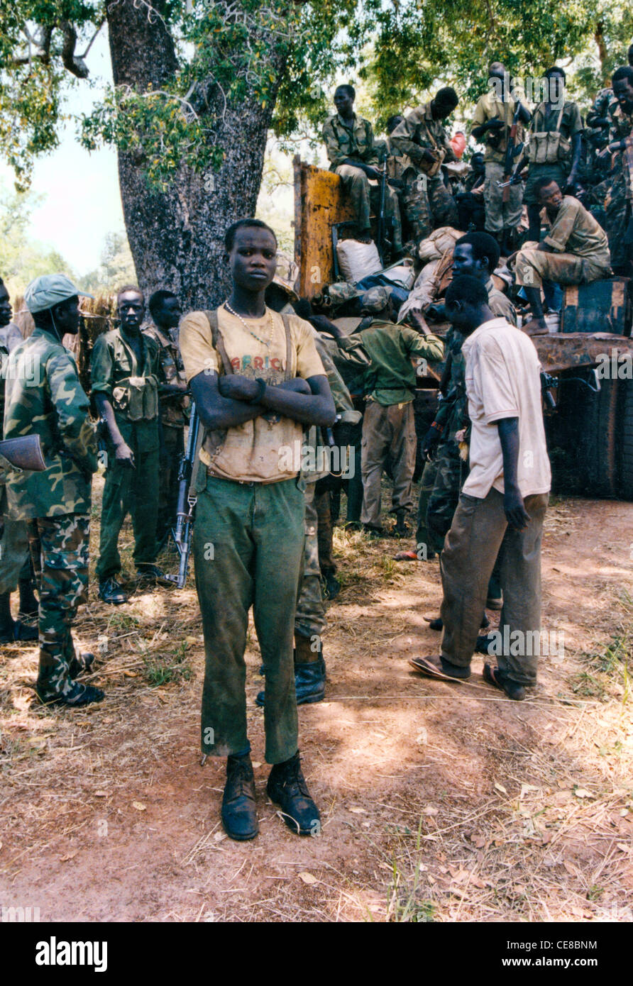 Sudanesische Soldaten in der sudanesischen Volksbefreiungsarmee bereiten sich auf den Kampf gegen Regierungsarmee, Südsudan, Afrika vor Stockfoto