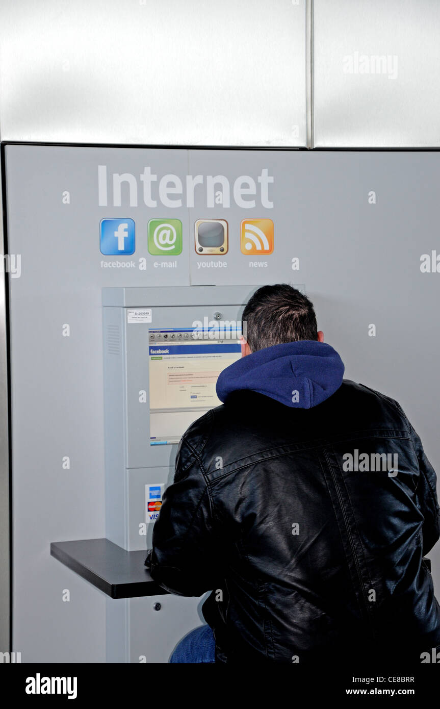 Mann mit öffentlichem Internetzugang terminal, Terminal 3, Flughafen Malaga, Malaga, Andalusien, Spanien, Westeuropa. Stockfoto