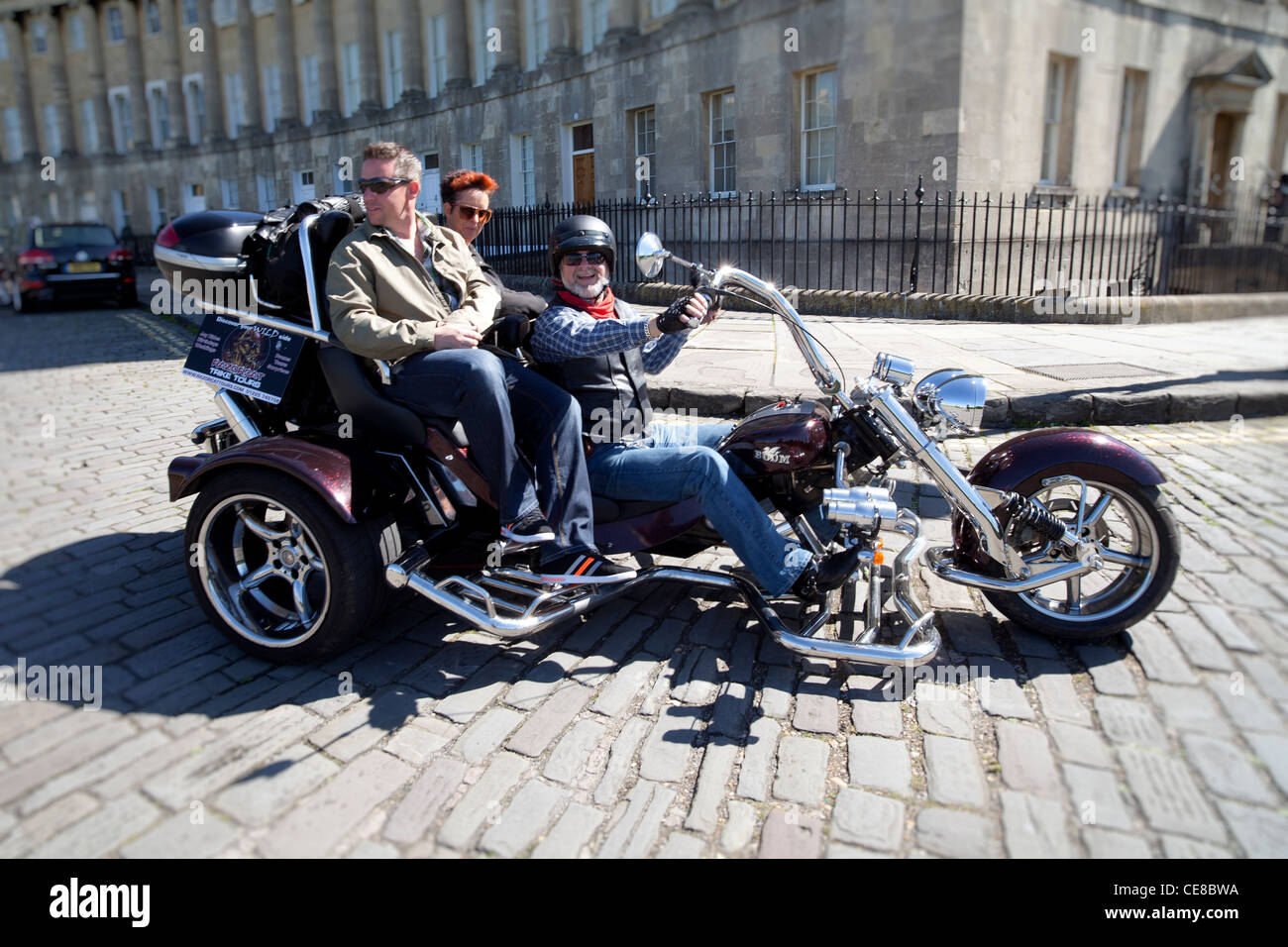 Sehenswürdigkeiten entlang des Royal Crescent in Bath im Juni Stockfoto