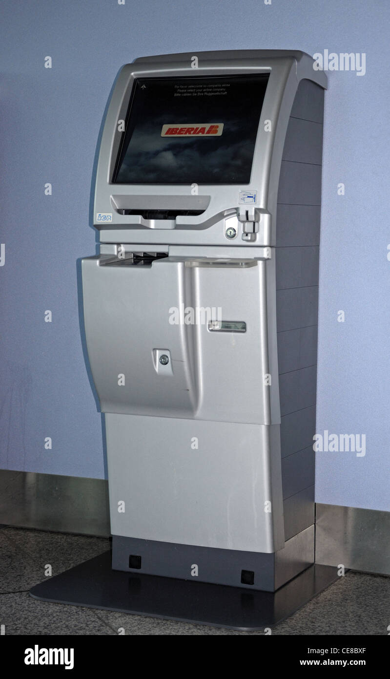 Self-Service Check-in Kiosk Terminal 3, Flughafen Malaga, Malaga, Provinz Malaga, Costa Del Sol, Andalusien, Spanien, Europa. Stockfoto