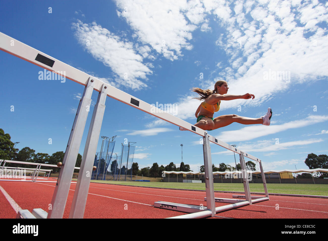 Sportlerin Clearing Hürden Stockfoto