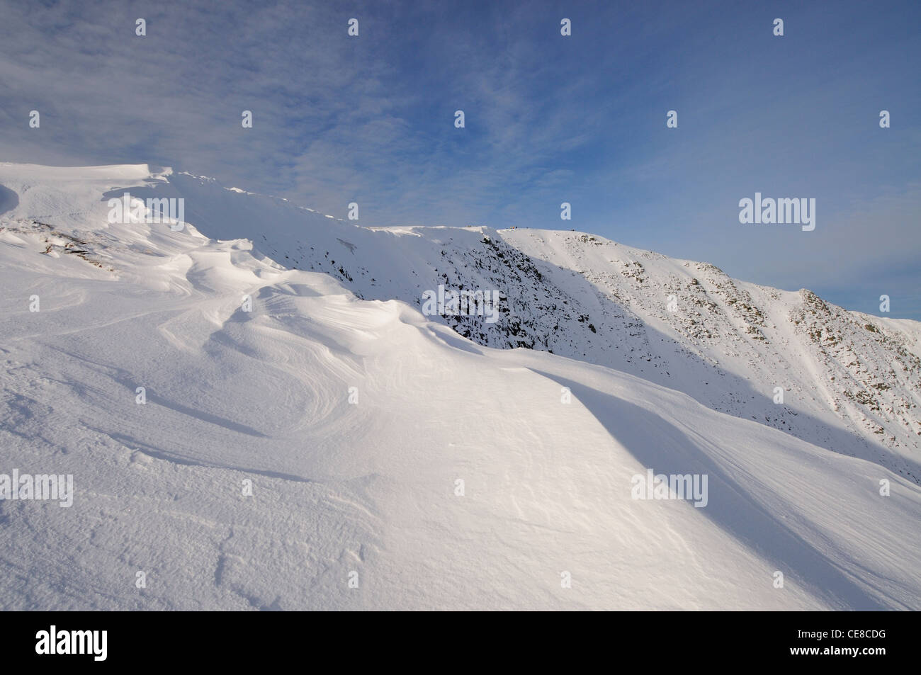 Schneeverwehungen und Muster auf Dollywaggon Pike, Berg im englischen Lake District Stockfoto