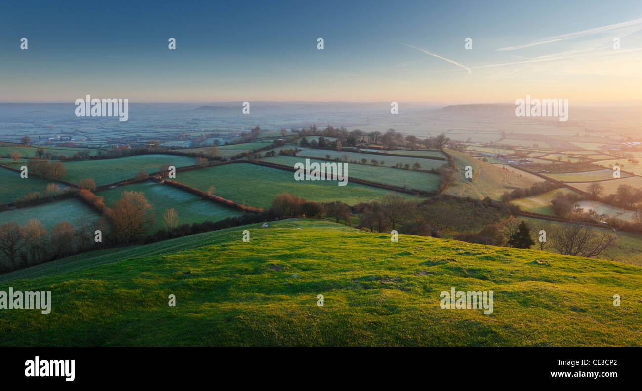 Die Somerset Niveaus von Glastonbury Tor bei Sonnenaufgang. Winter. Somerset. England. VEREINIGTES KÖNIGREICH. Stockfoto