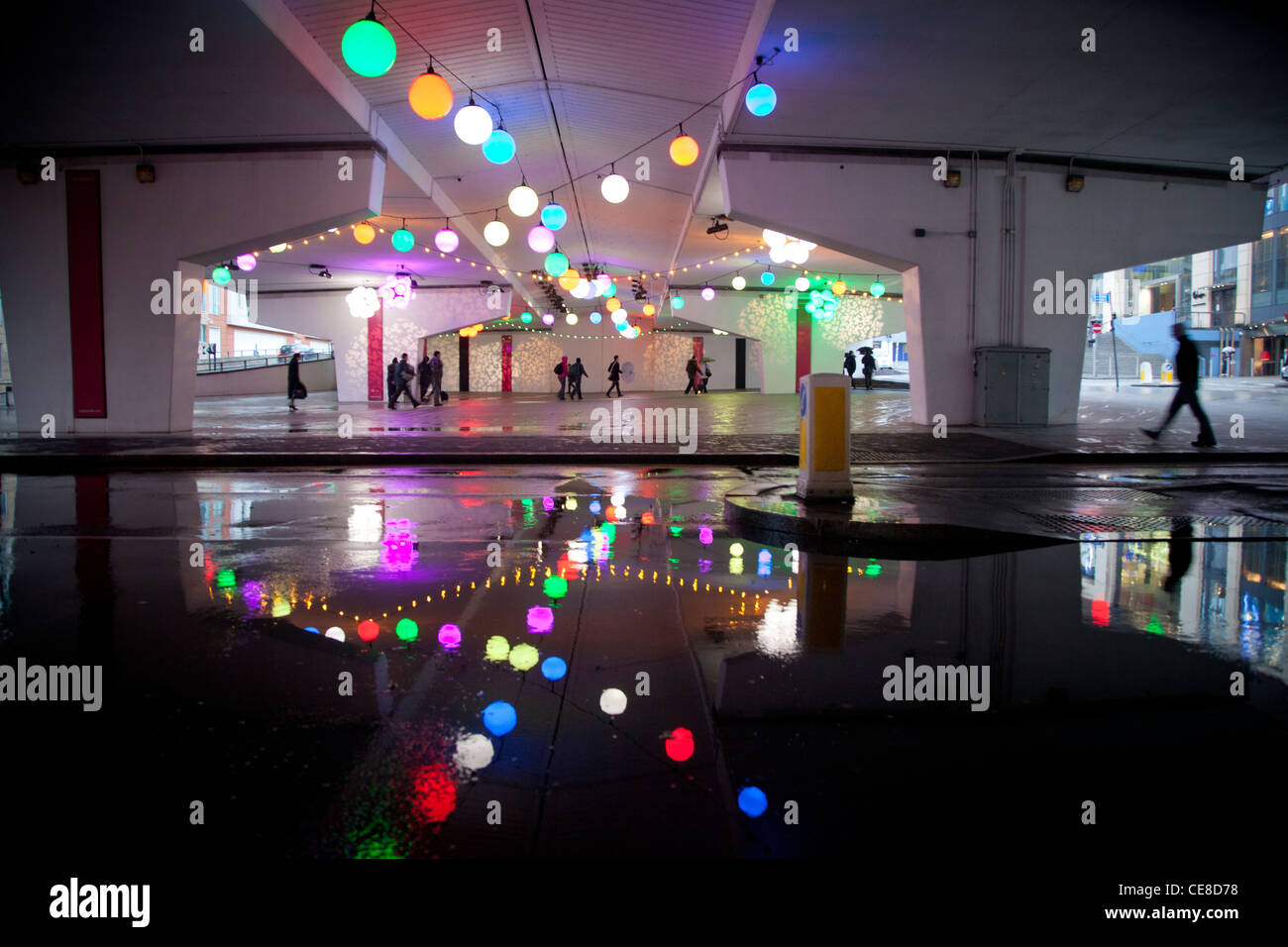 Beleuchtete Kugeln an der Decke eine Unterführung im Zentrum von Birmingham, England, UK. Stockfoto